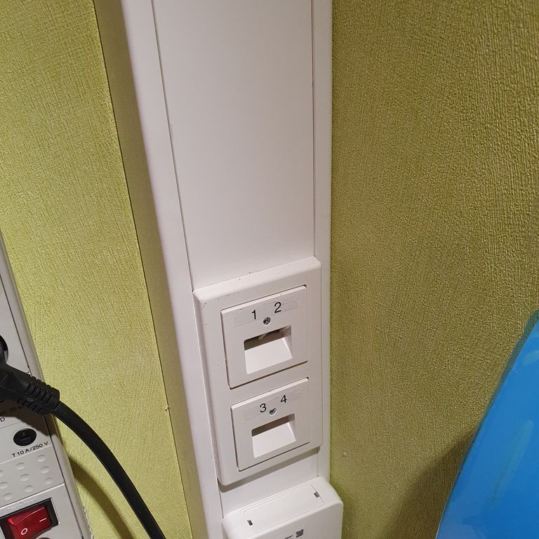 SAT-Anlagen: Netzwerk-Komponenten; 4 Netzwerkkabel von Büro über Da...