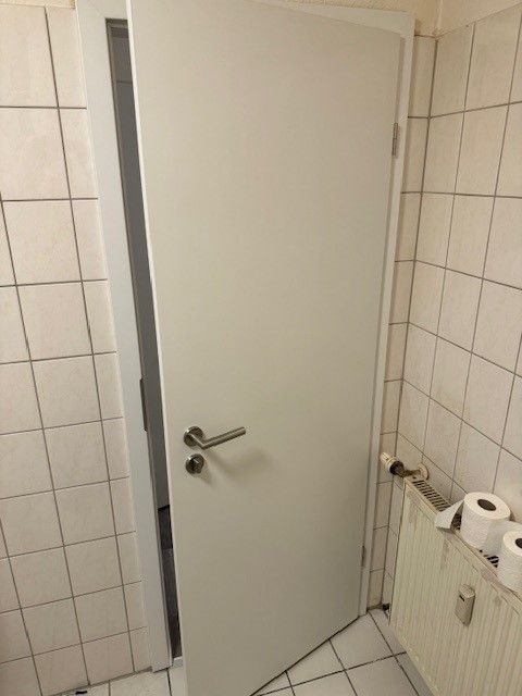 Innentür: 4 Türen; Einfache Tür; Neue Tür und neuen Türrahmen einbauen