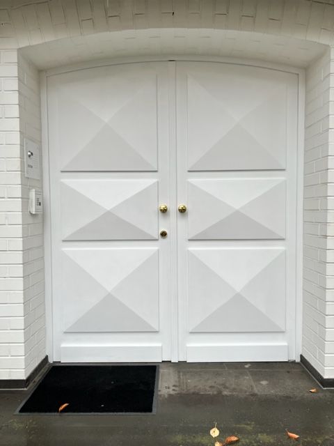 Malerarbeiten: 8 m²; 3 Türen; Türen, Gartentor und Haustür