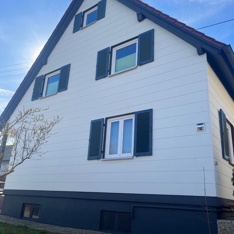 90 m² Gesamtfläche Fassade streichen, Untergrund vorbereiten + Farb...