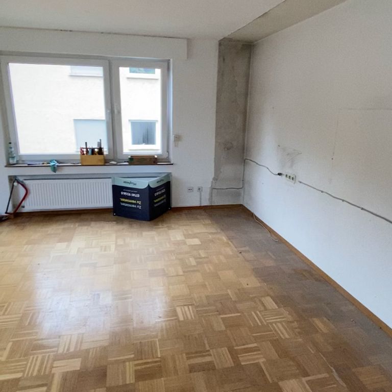 Tapezierarbeiten: Tapete anbringen; Wände; 58 m²
