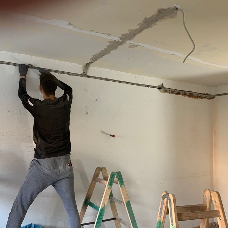 Elektroanlagen: neuer Sicherungskasten, Leitungen, Steckdosen etc.
