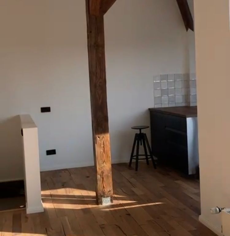 Tapezierarbeiten: Alte Tapete entfernen; Wände; 94 m²