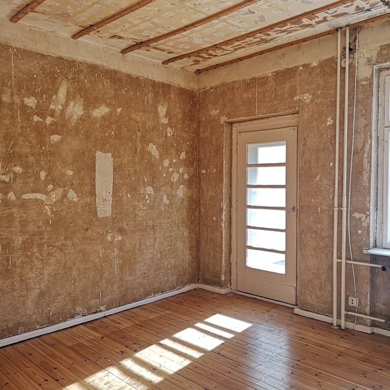 Tapezierarbeiten: Alte Tapete entfernen; 55 m²