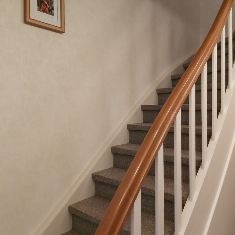 Treppenhaus renovieren, Grundfläche 30 m², Wand/ Decke tapezieren,