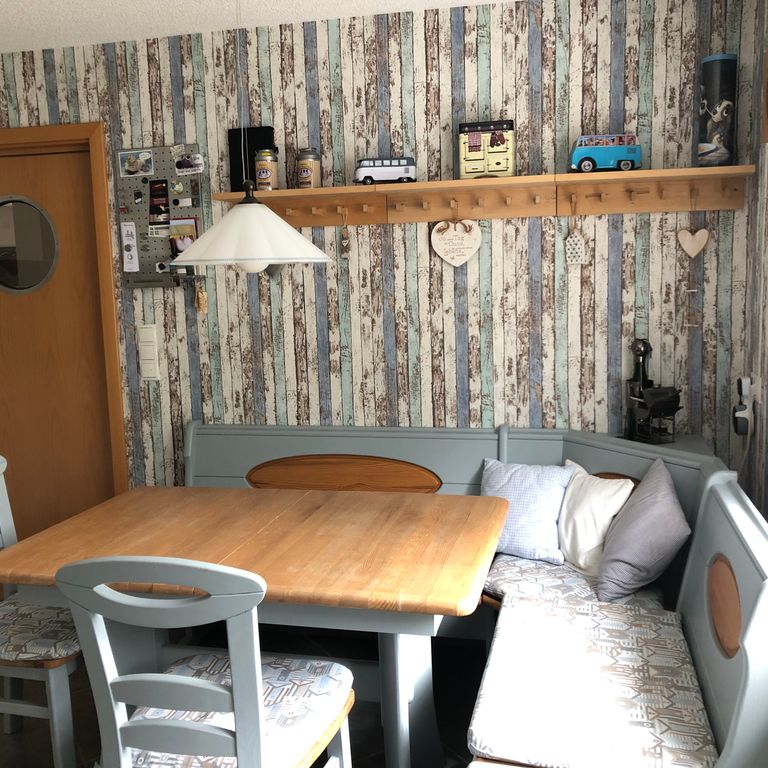 Tapezierarbeiten: Tapete anbringen, Decke streichen; Wände; 12 m²