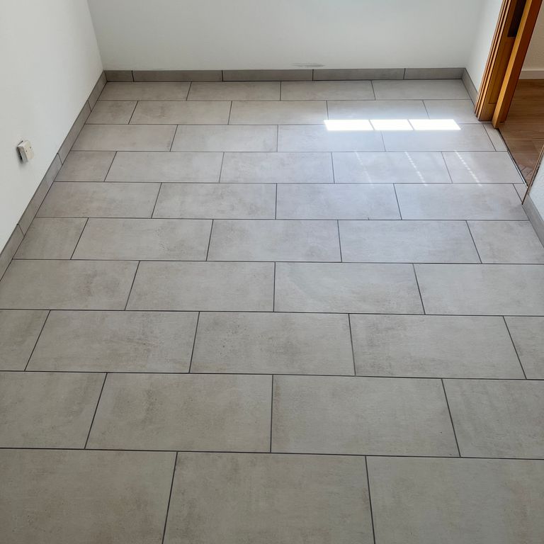 Malerarbeiten: 50 m²; Vier Räume; Wände, Decken